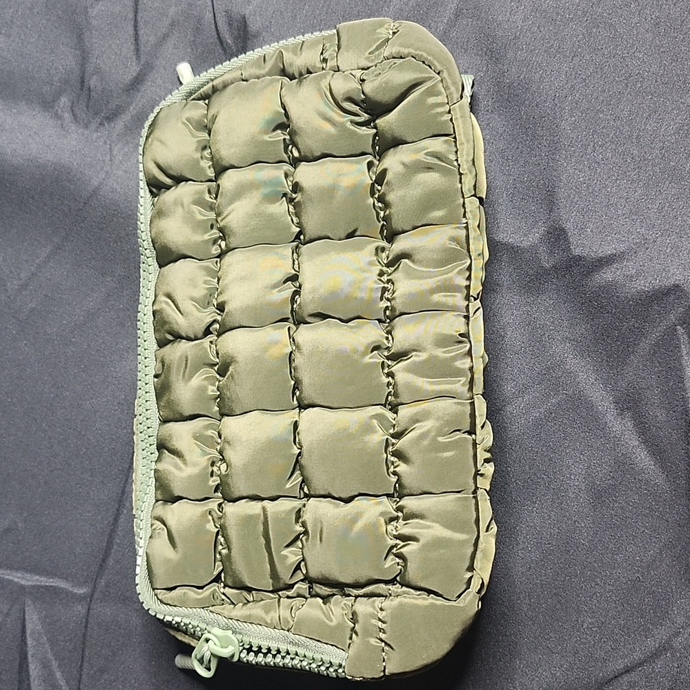 Tote Puffer Tote Quilted Crossbody Bag w/ dust bag! - Picture 5 of 9